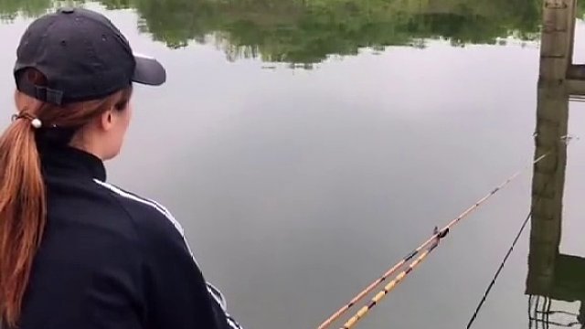 美女钓鱼人,钓到大鱼,特别大的鱼,具体多大咱也不知道,咱也不敢问