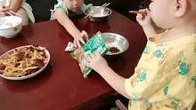 孩子吃啥都香。#姐弟日常 #给孩子赚点学费不容易呀 