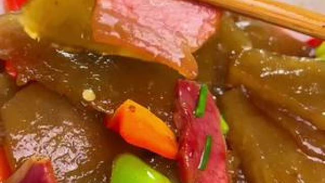 姐妹们要的红薯粉皮炒腊肉,今天给你们安排上了,晶莹剔透味道好极了