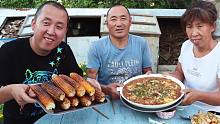 爸妈20年没吃过的美食？一口下去太香了，全家吃得满嘴黑，真开心