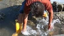水坑底鱼货乱窜好给力，翻开石块躲着一堆好货，老渔民抓的好开心（上）