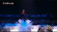 “当你在穿山越岭的另一边，我在孤独的路上没有尽头”——张震岳《思念是一种病》舞台/更多精彩尽在芒果T