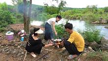 小明搞野收获河鱼，小丫带美女大厨河边野炊，满满一锅香了