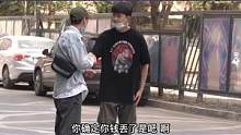 假装问路突然跑开，路人会有什么反应 #搞笑 