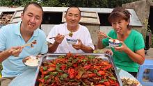 老爸种的辣椒大丰收，大彭下厨做辣椒炒肉，香辣够味，越吃越过瘾