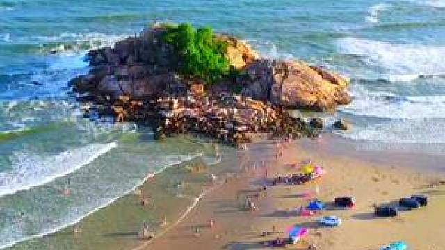 惠州狮子岛,外形看上去就像一头俯卧在海边的雄狮,车子可以开到沙滩上
