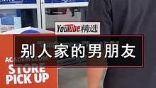 国外一个小姐姐晒出，自从跟男朋友谈恋爱后，跟他出去玩从来没有自己开过门把手，即使是下雨，他也会下车帮