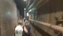 英法海底隧道23日下午有列车故障，导致乘客被困约5小时。事件发生时有乘客恐慌症发作，有人更形容现场情