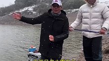 友人千里赴湘来，笑谈江湖傲风雪，独喂不如两人喂，春暖条条鱼儿肥(十八)