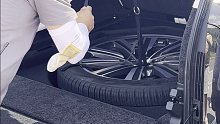 又是车主硬知识，知道全新揽胜的备胎怎么拿出来吗，因为是全尺寸备胎，非常重，会有一个随车的小工具