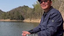 (七)老朋友范老师来看我钓鱼，光是聊了两小时但一口也没有，范老师都看不下去了