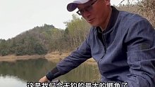 (十)老朋友范老师来看我钓鱼，光是聊了两小时但一口也没有，范老师都看不下去了