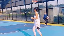 只能酷一秒#打篮球的女生