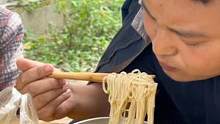 农村天冷就喝汤面，韭花一拌大口呲溜，面滑汤鲜，吃完浑身暖和 #我的乡村生活 #农村美食 #民间传统美