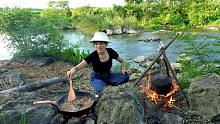 小丫独自户外野炊，铁锅烧饭水煮河鱼，这顿吃得直冒汗真过瘾