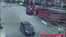 大货车路口横冲直撞，结果撞上大货车