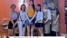 #粉丝合照里的孙怡好高  一直忽略了#孙怡 170的身高，这样一看真的好高啊 