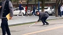 路人阿sir都看傻了-跑酷少年假装盲人恶搞路人1