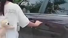看这女孩上车动作不简单…#汽车 #搞笑 #劳斯莱斯