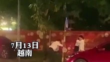 男子撞见妻子与别人拥抱，而是作揖磕头送上祝福！