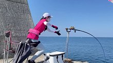 日本女钓手反应很快