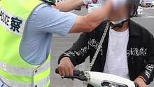 刚劝小伙戴上头盔交警马上就改主意了 #一盔一带保平安 #骑电动车戴头盔#一盔一带dou知道