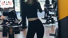 当我穿着一身黑去撸铁，我感觉我变成了一块铁... 和器械融为一体#健身 #健身服 #日常撸铁
