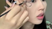 到底是谁教你用睫毛夹画截断的？？？也太绝了吧！！#截断式眼妆 #眼妆