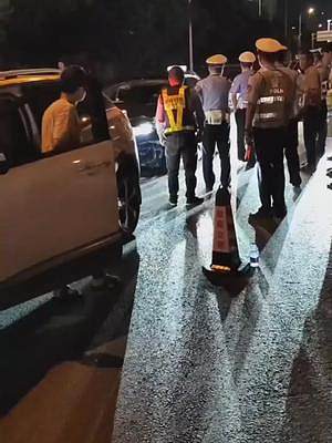 怒！9月2日，湖南娄底，网传一名司机疑似酒驾撞人，并将被撞者一路拖行，直至被交警拦下。
娄底市公安局