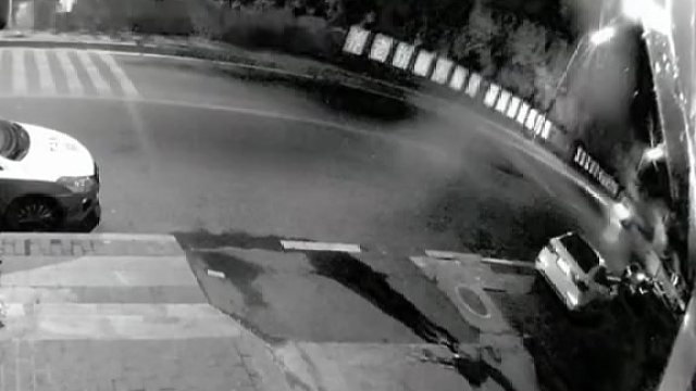 轿车突然失控漂移，两个路人躲过一劫