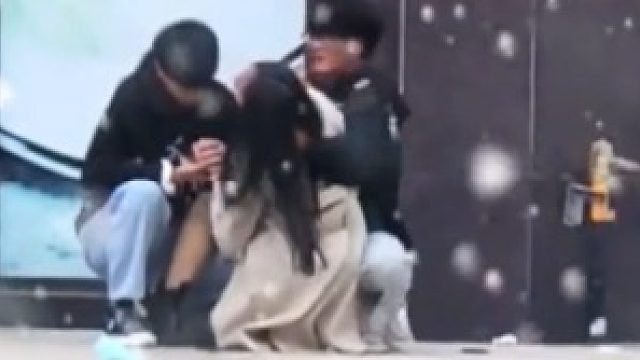 女：让世界充满爱，我有什么错
