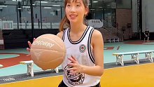 明明球也运不好，却不知道怎么的喜欢上了篮球 篮球女孩 爱篮球爱生活 篮球需要沉淀