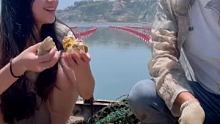 靠海吃海 这个夏天当然要实现一回生蚝自由，配上火辣的小龙虾 