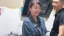 都是我老公家里的条件不好，  但是我老公人好呀，体贴我呀，能懂我呀，这就是幸福，老公又在给我做晚饭吃