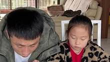 最近挺累的，谢谢你能替爸爸考虑，谢谢你，我亲爱的女儿……#小助手 #搞笑父女 #父女日常
