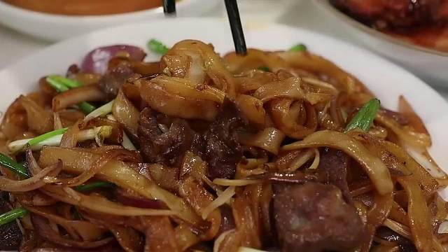 港风十足的茶餐厅，老板甚至把“的士”都搬到了店里~