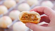 买来的月饼太腻不好吃？教你在家做鲜肉月饼，酥脆掉渣，肉馅鲜美
