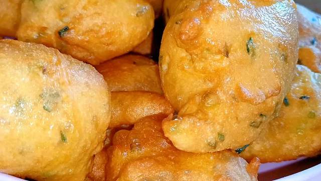 把鸡蛋放进滚烫的油锅，出锅就是一道美食，太好吃了！