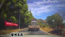 铲车后溜撞小车（供稿：衢州交警） #一起文明出行 #出行安全 