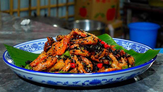 大虾别只会做白灼虾了，教你新吃法，又香又脆，比油焖大虾还好吃