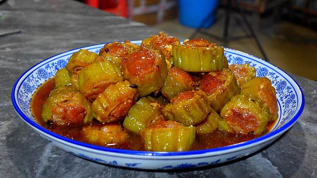 苦瓜是孩子眼中的黑暗料理，这样做成酿苦瓜，营养美味孩子也爱吃