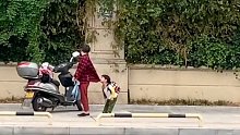 他在闹，她在笑，童年的快乐是外婆给的纵容