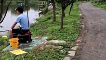 这人钓鱼钓疯了，怎么办？帮帮他