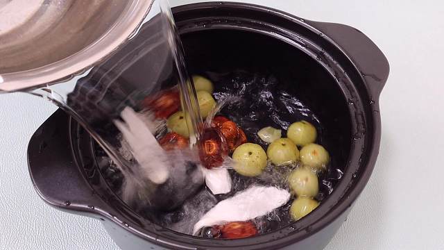 中秋后，记得给家人煲这一款汤喝，配料简单易做，解腻下火又润燥