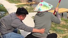 钓鱼人 两个人都拉不住，这条鱼多大？哈哈