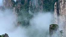 云雾缭绕的黄山总会让你误以为徜徉在仙境。#云雾缭绕人间仙境 #黄山 #人间仙境美如画 #旅行推荐官 