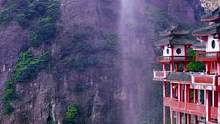 福建平和灵通山千年悬空寺，烟雾缭绕，听说下雨天才能见到的瀑布，拜拜也很灵#旅行大玩家 #灵通岩 #厦