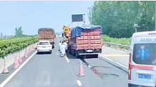 高速上大货车追尾，司机受伤！#交通安全 #安全出行 #社会百态 #创作灵感 #高速行车有哪些注意事项