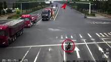 无视交规闯红灯，交通事故秒发生