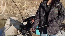 【娜小娜】钓鱼 钓鱼不是打打杀杀，是人情世故，跑了十圈没觉出累 非专业人士请勿模仿_2
